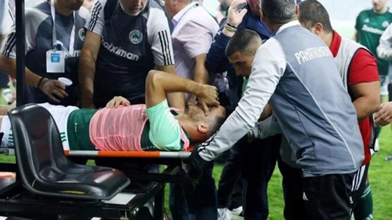 Olaylı derbi: Havai fişek isabet eden futbolcu hastaneye kaldırıldı