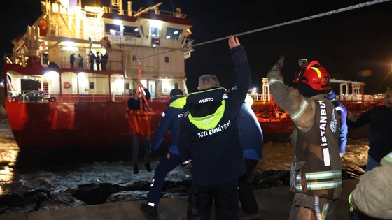 Fırtına etkili oldu: İstanbul'da karaya oturan tankerdeki 11 kişilik mürettebat kurtarıldı