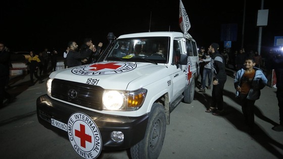 Hamas 2 esiri daha serbest bıraktı