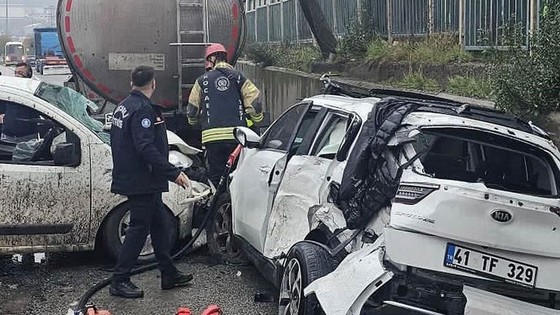 Kayganlaşan yolda feci kaza: 1'i ağır 3 yaralı