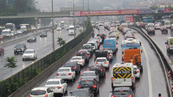 İstanbul'da yağışlı hava, trafik yoğunluğunu artırdı