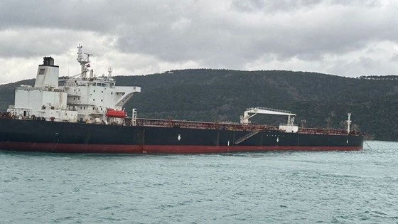 İstanbul Boğazı'nda tanker arızası: Çift yönlü trafiğe kapatıldı