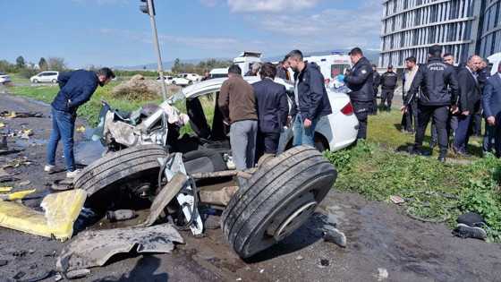 Karşı şeride geçen tır otomobile çarptı: 6 ölü, 1 yaralı