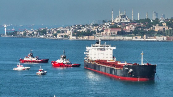 İstanbul Boğazı gemi trafiğine açıldı