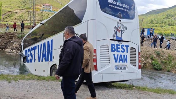Bitlis'te yolcu otobüsü dereye devrildi: yaralılar var
