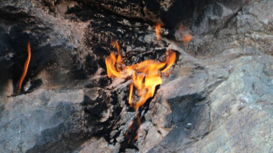 Bu taş yıllardır yanıyor! Duyan akın akın görmeye gidiyor