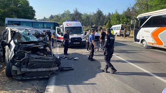 Çorlu'da işçi servisiyle minibüs çarpıştı: 2 kişi öldü, 10 kişi yaralandı