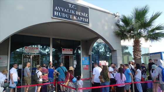 Midilli Adası feribot seferlerinde bayram yoğunluğu