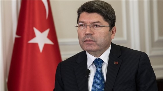 Bakan Tunç: Mersin'de terör örgütü marşı eşliğinde halay çeken 9 şüpheli yakalandı