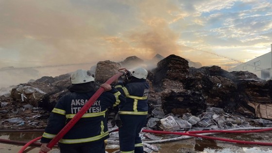 Aksaray'da kağıt fabrikasında korkutan yangın