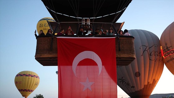 Kapadokya'da Türk bayraklarıyla havalanan balonlar görsel şölen sundu