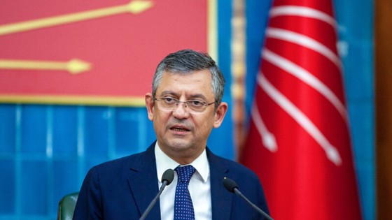 Özgür Özel, CHP'lilerin Erdoğan'ı ayakta karşılaması hakkında açıklama yaptı