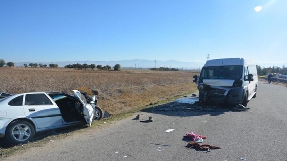 Afyonkarahisar'da can pazarı! Okul servisi ile otomobil çarpıştı: Ölü ve yaralılar var