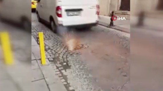 Fatih’te yer altındaki kablo bomba gibi patladı
