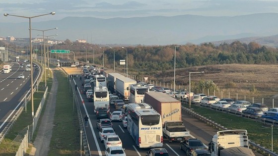 Anadolu Otoyolu'nda TIR devrildi! Uzun araç kuyrukları oluştu