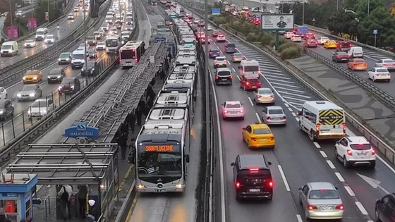 Dünyanın trafik başkenti İstanbul oldu: Yılda kaç saat trafikte geçiyor?