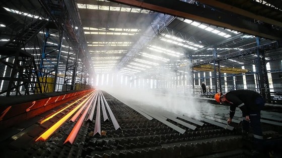 Demirde yükseliş Çin kesintileriyle sınırlandı