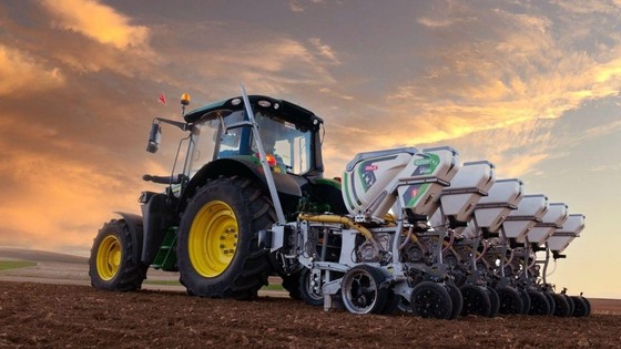 Şakalak tarafından geliştirilen elektrikli ekim makinesi Clever, tarımı geleceğe taşıyor