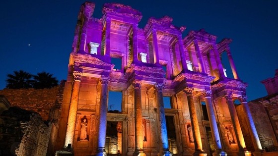 Ay ışığında tarihe yolculuk: 27 ikonik müze ve ören yeri geceleri gezilebilecek