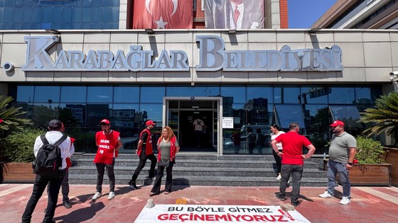 İzmir'de iki belediyede 2 bin 700 işçi iş bırakma eylemi yaptı