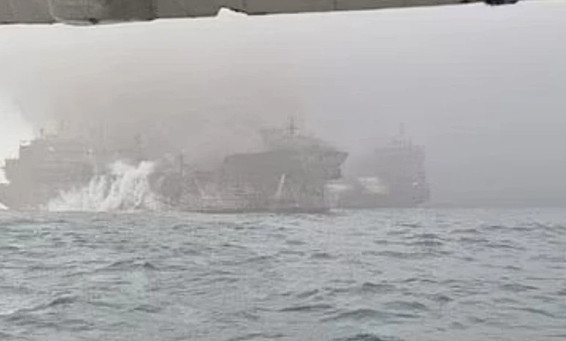 Petrol tankeri ile yük gemisi çarpıştı! Çok sayıda yaralı var - Resim : 1