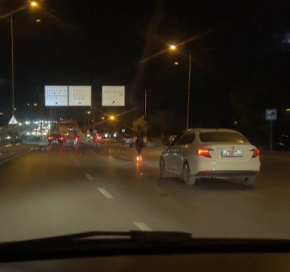 Scooterla 90 kilometre hız yaptı, araçları solladı - Resim : 1