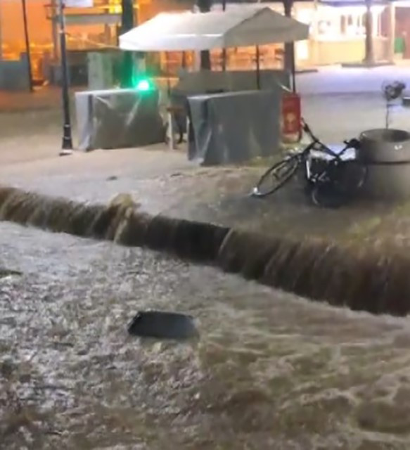 &Ccedil;eşme'de sağanak: Denizle kara birleşti (Video) - Resim : 1
