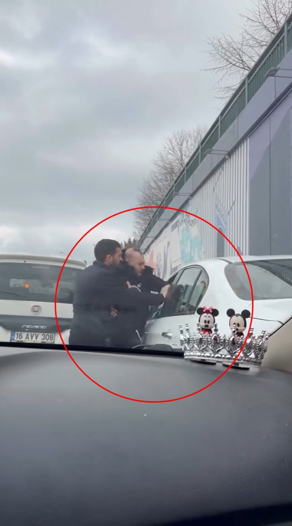 Trafikte otomobilin önünü kesip, saldırmak için araçtan inen sürücüye 180 bin TL ceza - Resim : 1