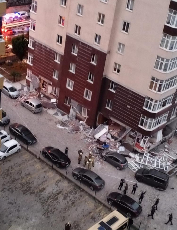 SON DAKİKA... Beylikdüzü'nde 14 katlı binada patlama: Ölü ve yaralılar var (Video) - Resim : 4