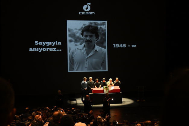 Ferdi Tayfur'a veda günü: Hayranları AKM'yi doldurdu, gözyaşlarıyla uğurlandı - Resim : 7