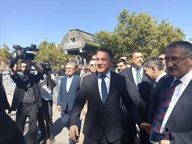 Ahmet Davutoğlu "cumhurbaşkanına hakaret" suçlamasıyla ifade verdi: Sözlerimin arkasındayım - Resim : 1