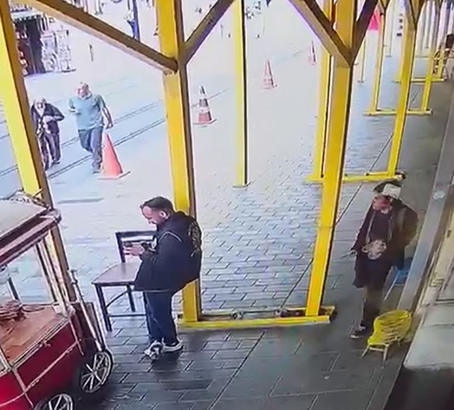 İstiklal Caddesi’nde polise bıçaklı saldırdı! Saldırı anının görüntüsü çıktı - Resim : 1