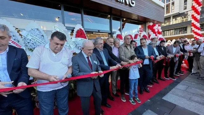 Ömer Çelik duyurdu: Burger King açılışına katılan isimler disipline sevk edildi - Resim : 1
