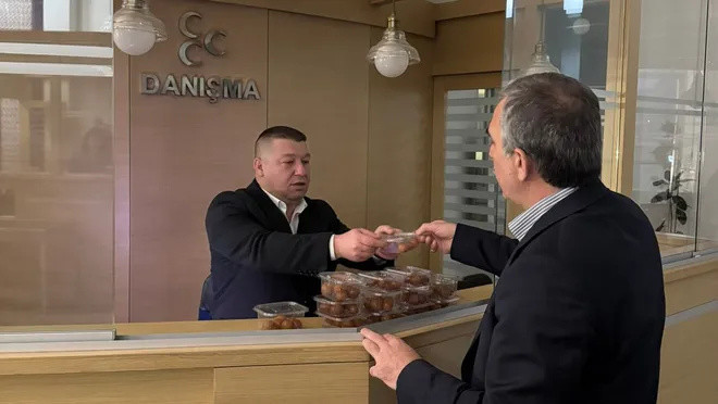 Devlet Bahçeli, Ferdi Tayfur için lokma döktürdü - Resim : 1