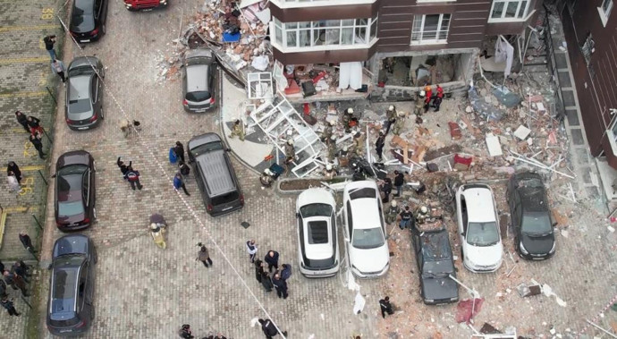 SON DAKİKA... Beylikdüzü'nde 14 katlı binada patlama: Ölü ve yaralılar var (Video) - Resim : 3