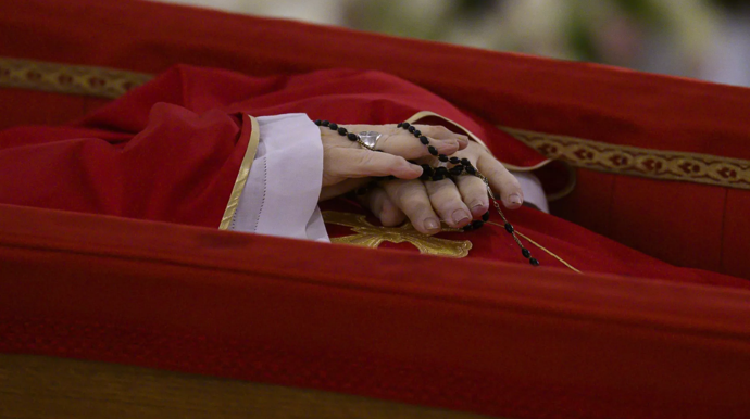 Vatikan, Papa Francis'in tabut içindeki görselini paylaştı - Resim : 2