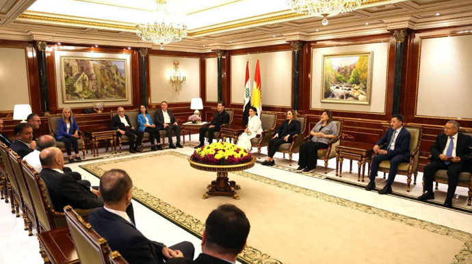 Terör örgütü PKK'nın silah bırakma törenine katılan davetlilerin ağırlamasını Barzani üstlendi - Resim : 1