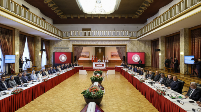 Welke beslissingen zijn er genomen in de Nationale Commissie voor Solidariteit, Broederschap en Democratie, en hoe zal de commissie werken? - Afbeelding: 1