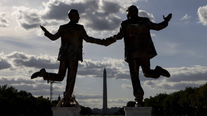 Trump'ı çıldırtacak heykel: Yeniden Kongre binasının önünde (Video) - Resim : 2