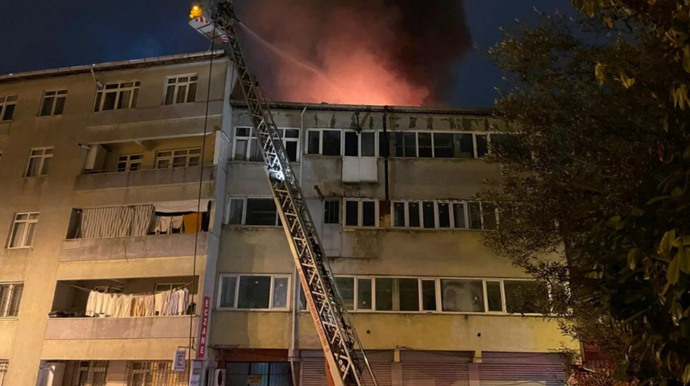 Beyoğlu'nda yangın: Sevgilisi içeri almayınca binayı ateşe verdi - Resim : 1
