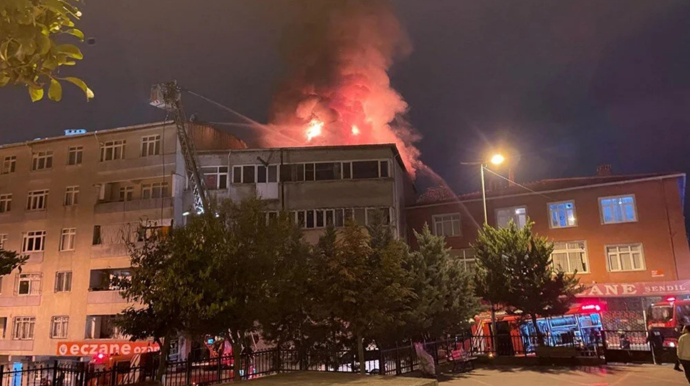 Beyoğlu'nda yangın: Sevgilisi içeri almayınca binayı ateşe verdi - Resim : 2