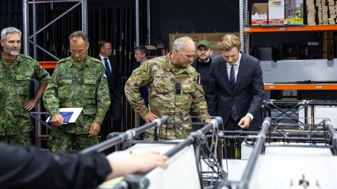 Hollanda, Ukrayna’ya F-16 savaş uçağını teslim etti - Resim : 2