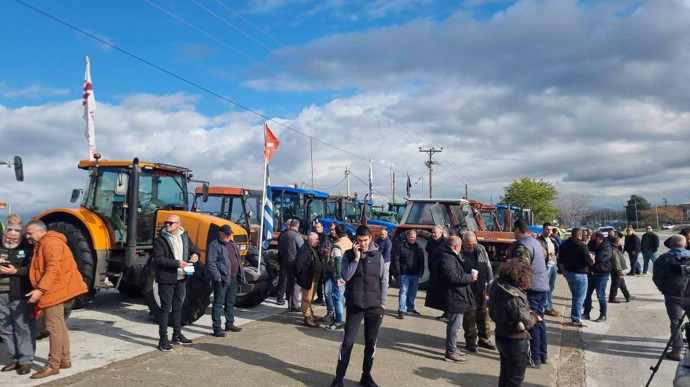 Yunanistan'da çiftçiler yol kapattı, polisle gerilim arttı - Resim : 2