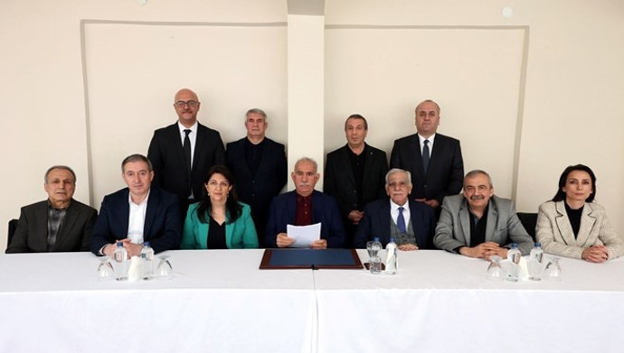 Teröristbaşı Öcalan'ın çağrısına siyasi partilerden peş peşe açıklama geldi - Resim : 1