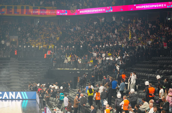 Fenerbahçe Opet-Beşiktaş maçında olay! Maç ertelendi - Resim : 2