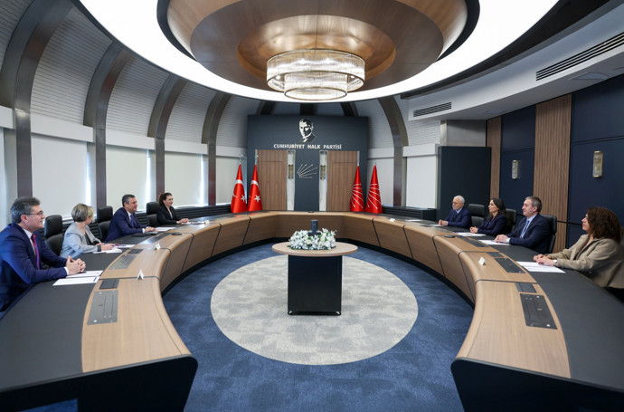 DEM Parti'den CHP'ye ziyaret | Özel: "Kürt sorununu inkar etmeyen demokratikleşme paketi üzerinde çalışıyoruz" - Resim : 1