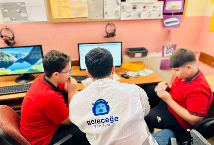 Kuveyt Türk ve Architecht, geleceğe yazılım projesi ile Kahramanmaraş’ta öğrencilerle buluştu - Resim : 1