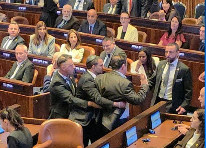 ABD Başkanı Trump, İsrail Meclisi'nde protesto edildi! Vekiller yaka paça dışarı çıkarıldı - Resim : 1