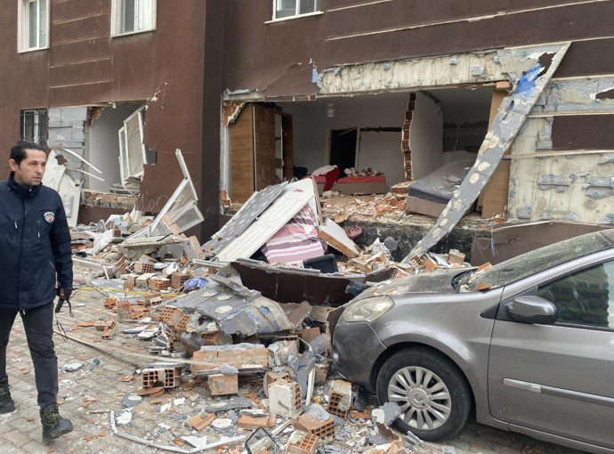 SON DAKİKA... Beylikdüzü'nde 14 katlı binada patlama: Ölü ve yaralılar var (Video) - Resim : 6
