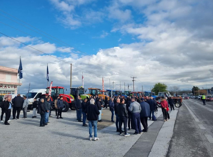Yunanistan'da çiftçiler yol kapattı, polisle gerilim arttı - Resim : 1